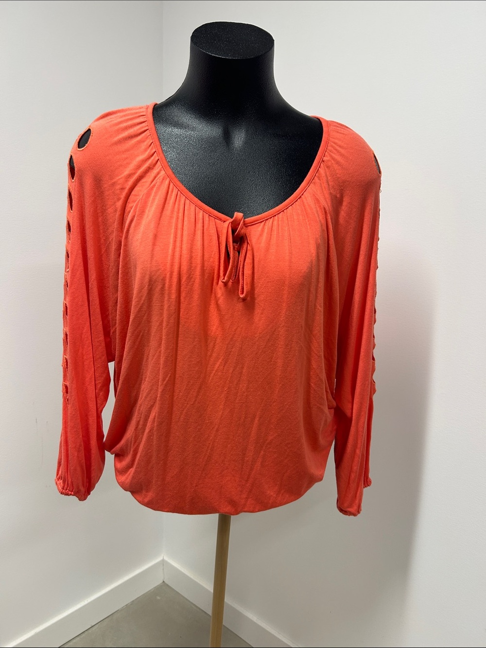 Carmen Marc Valvo Coral Orange Cutout Sleeve Blouse Medium Keyhole Tie Neck Top⁠